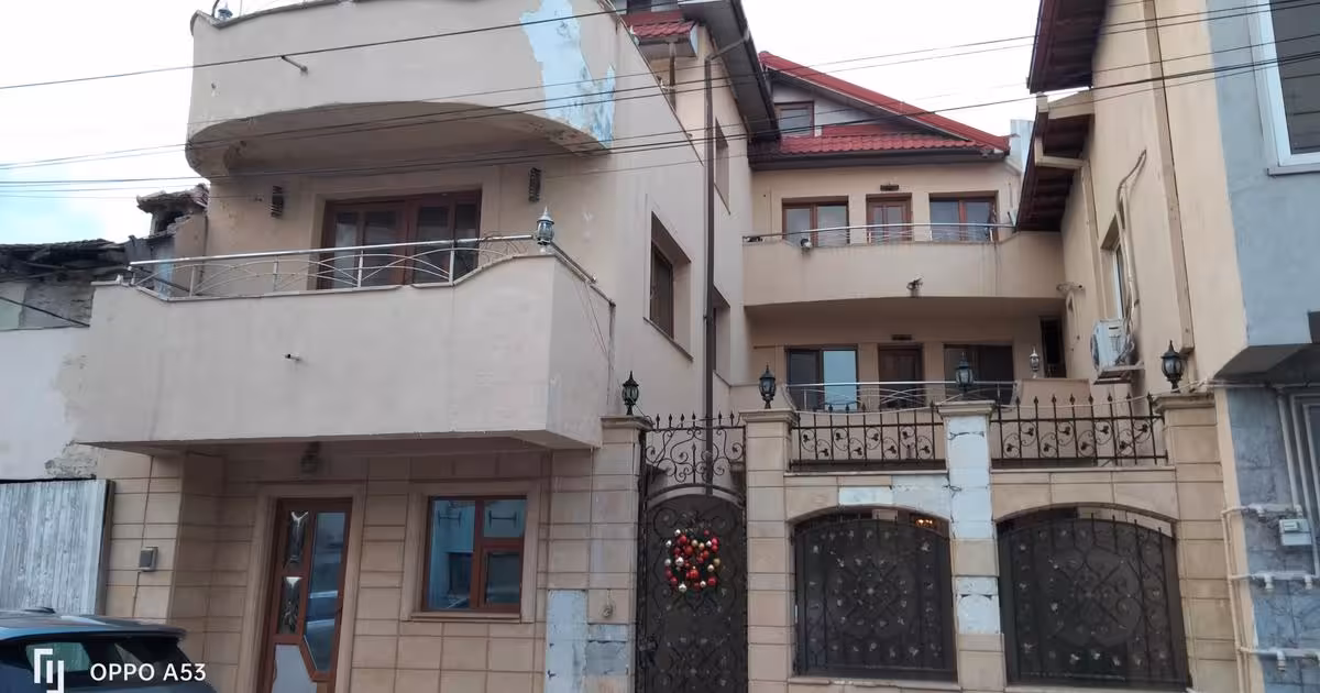Casă de vânzare cu 8 camere în zona Tomis II, Constanța