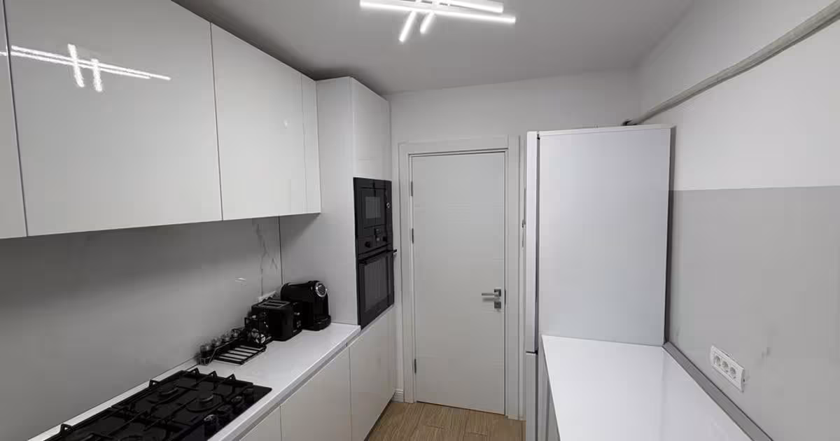 Apartament de vânzare cu 3 camere, mobilat în zona Faleza Nord, Constanța