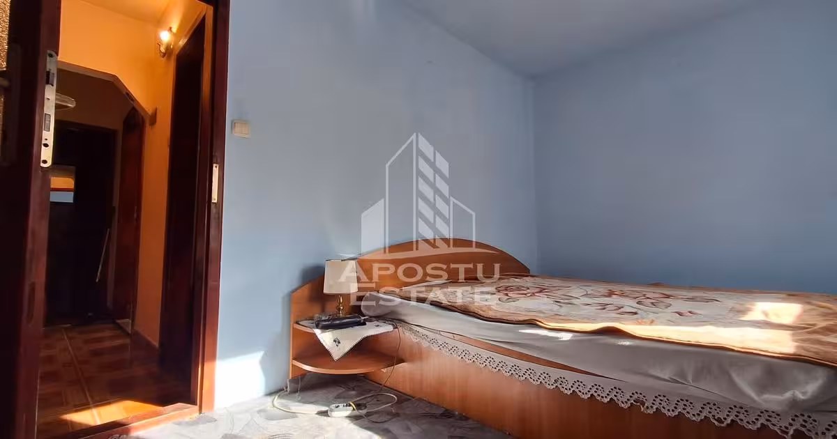 Apartament de vânzare cu 3 camere, mobilat în zona Miorița, Arad