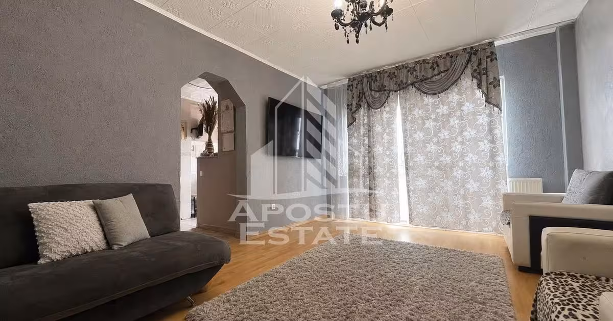 Apartament de vânzare cu 4 camere în zona Confecții, Arad