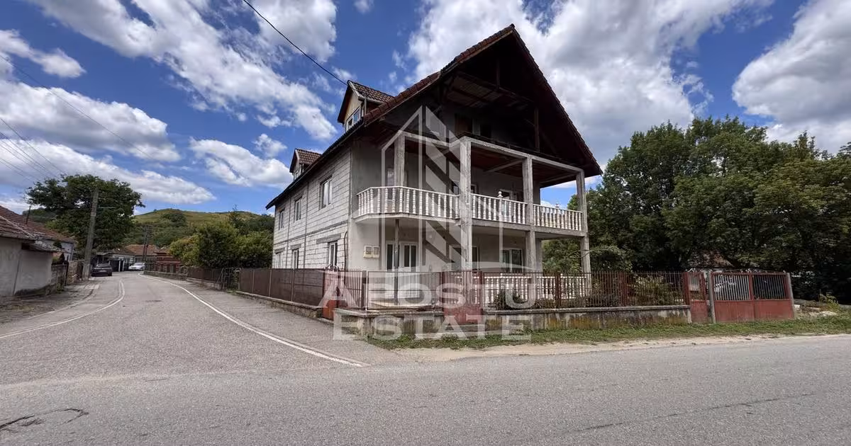 Casă individuală de vânzare cu 10 camere în Fărcădin