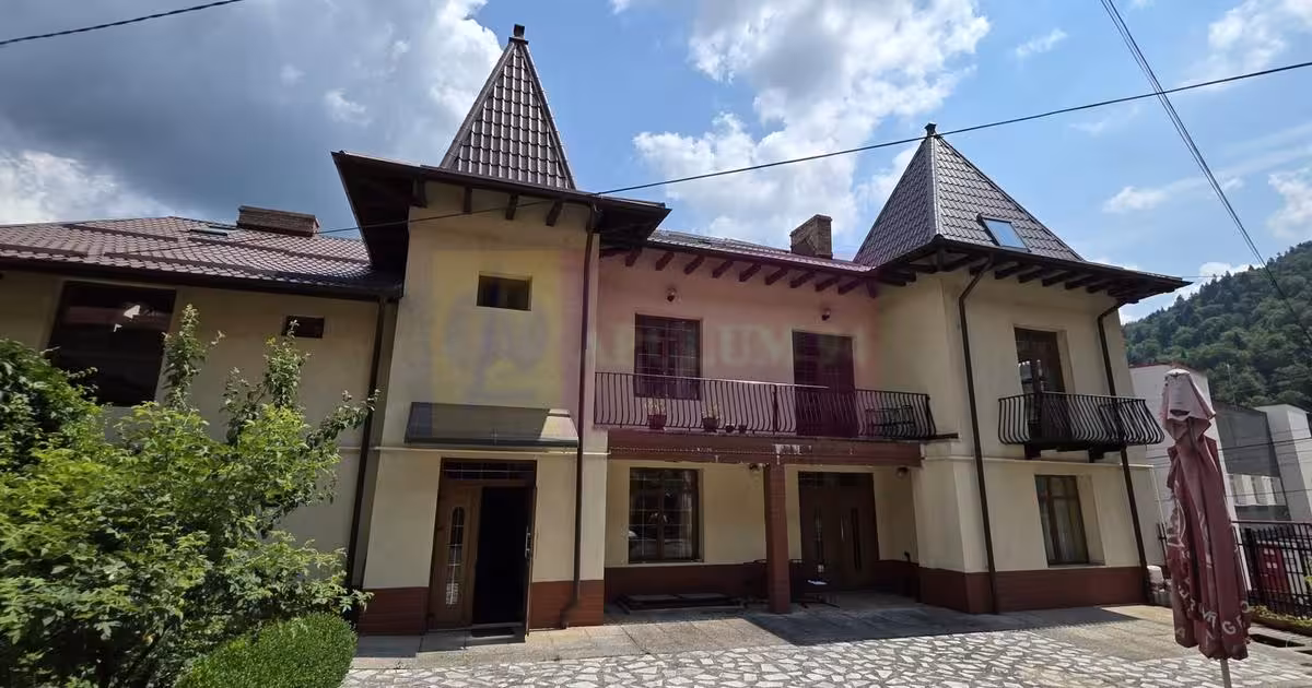 Casă individuală de vânzare cu 9 camere în Sinaia