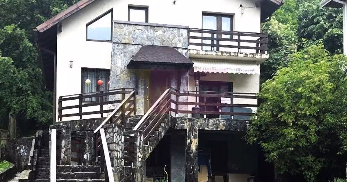 Casă individuală de vânzare cu 5 camere în Sinaia