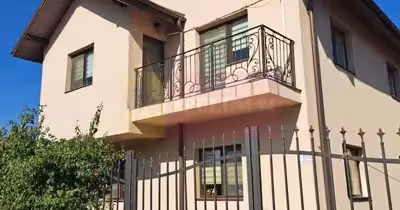 Casă Est