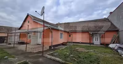 Casă Est