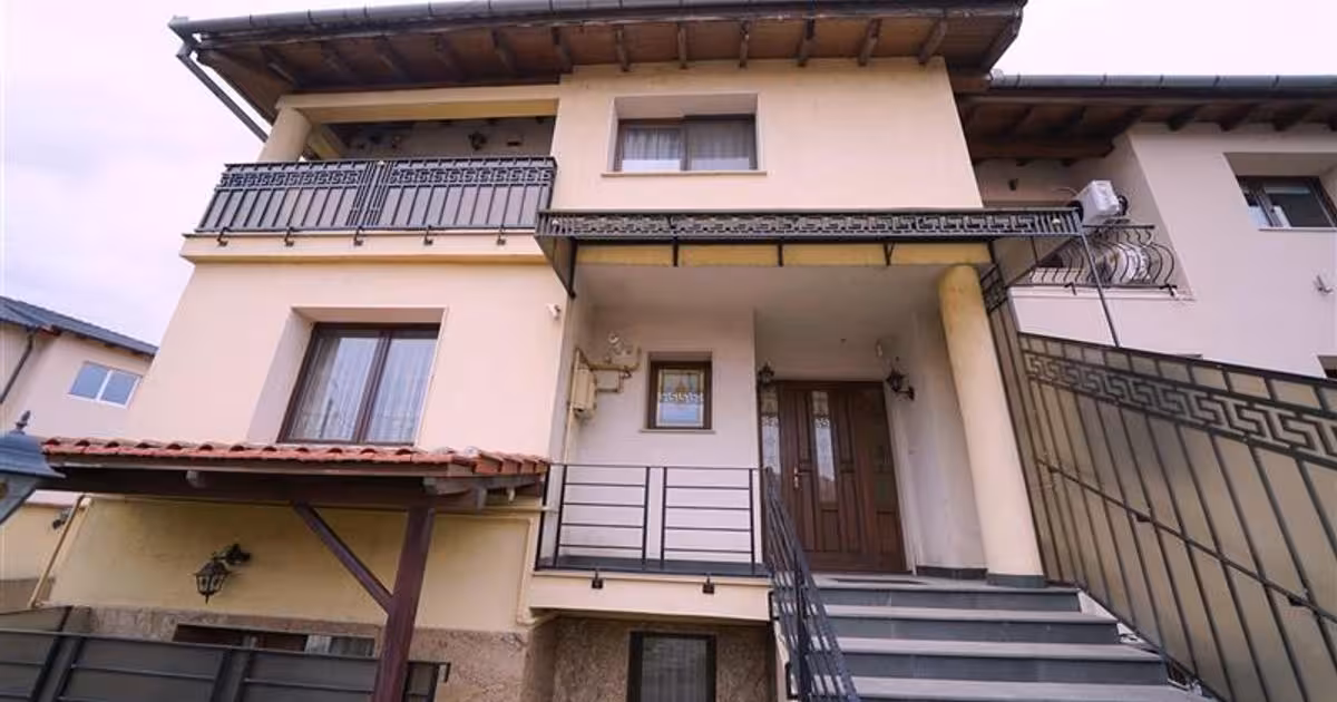 Casă de vânzare cu 4 camere în zona Iosia, Oradea