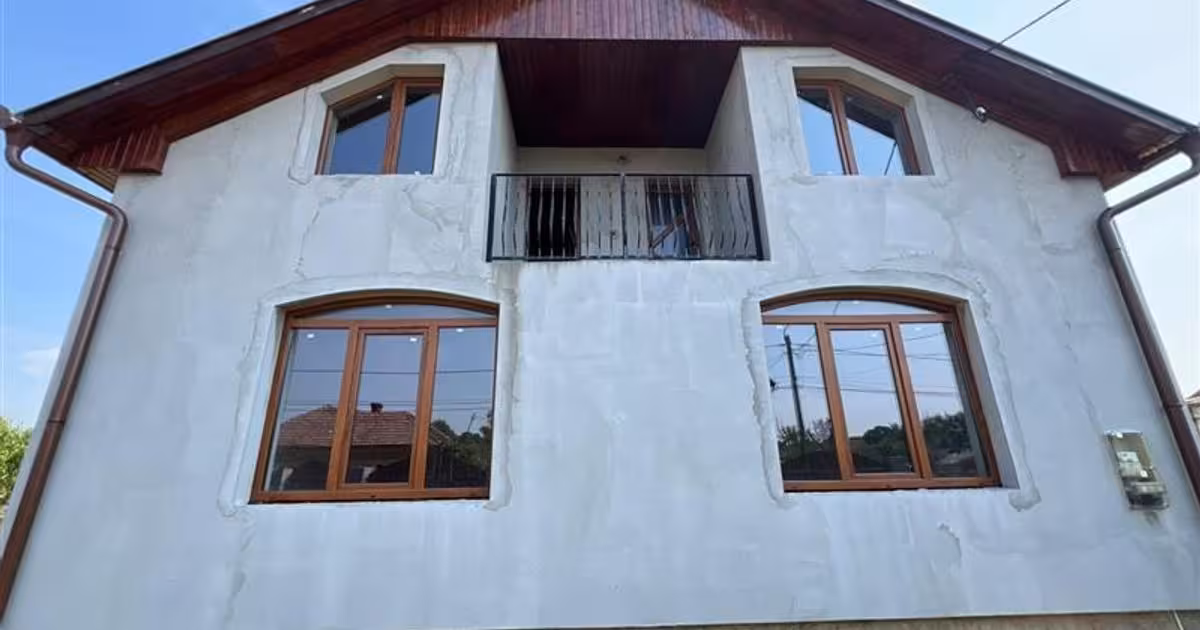 Casă individuală de vânzare cu 5 camere în Petreu