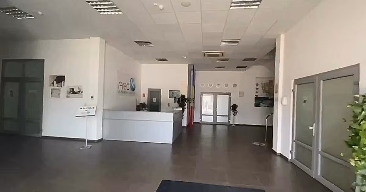 Birou de vânzare de 1,948 mp, în Dej