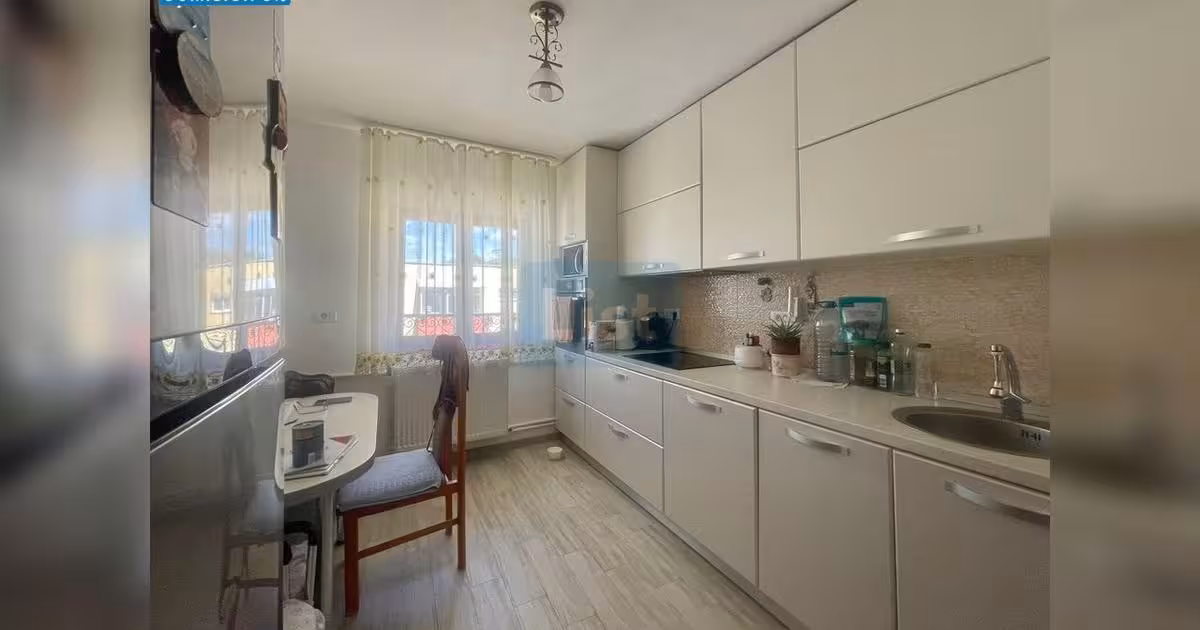 Apartament de vânzare cu 3 camere în zona Luncă, Reșița