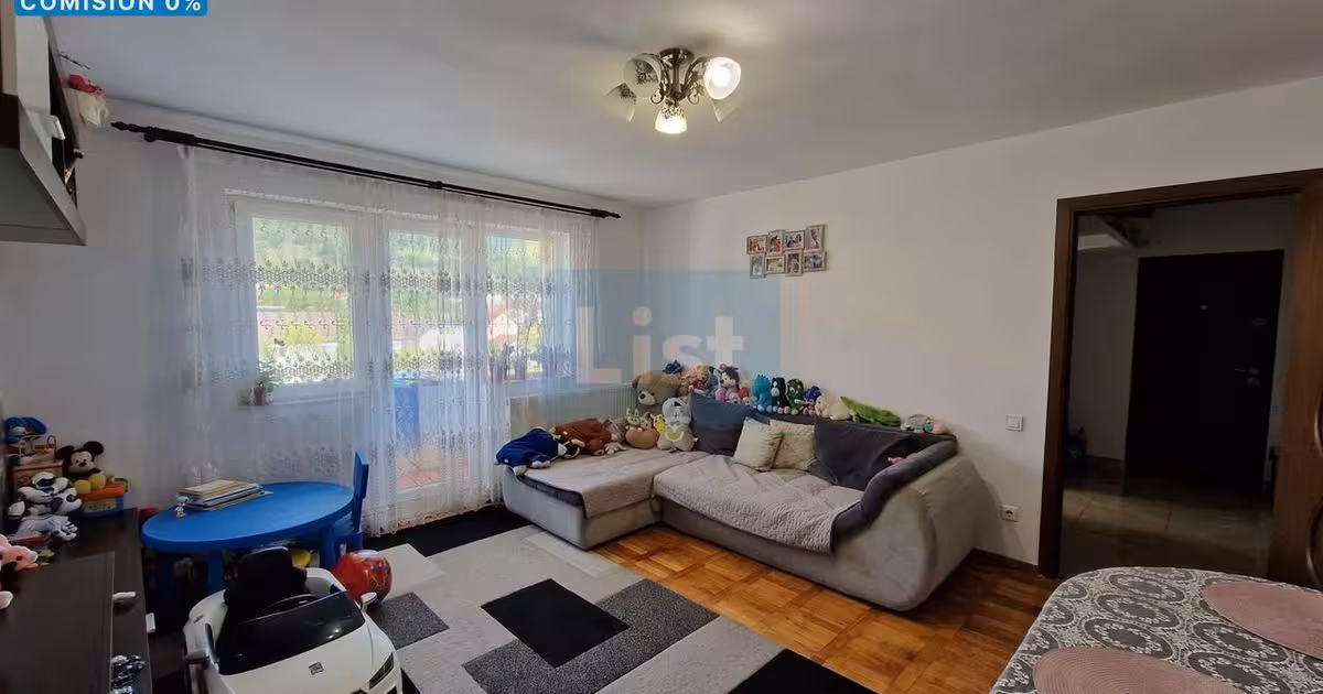 Apartament de vânzare cu 3 camere, mobilat în Baia Sprie