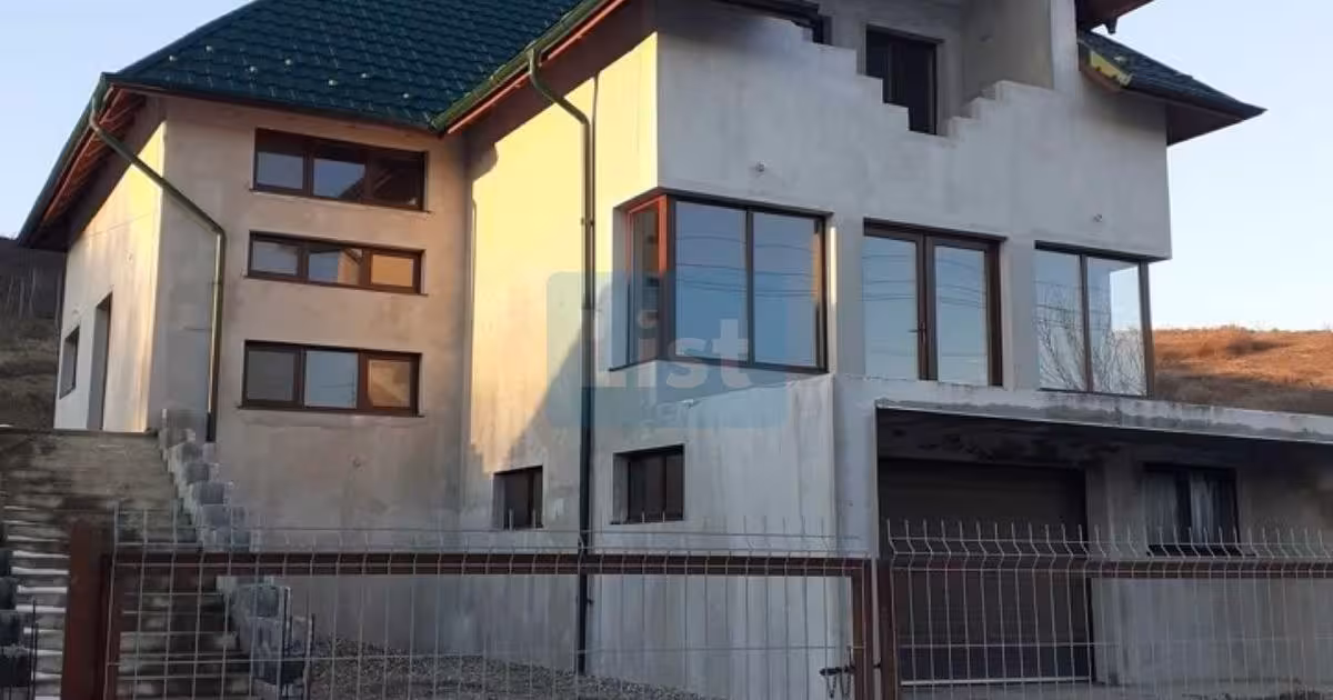 Casă de vânzare cu 7 camere în Cara