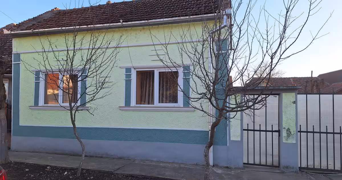 Casă de vânzare cu 3 camere în Săcădat
