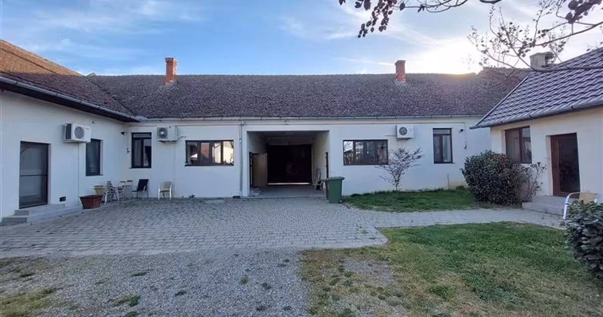 Casă individuală de vânzare cu 7 camere, mobilată în Sântana