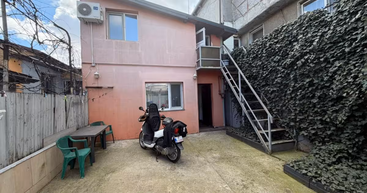 Casă individuală de vânzare cu 5 camere, mobilată în zona Giulești, Sector 6