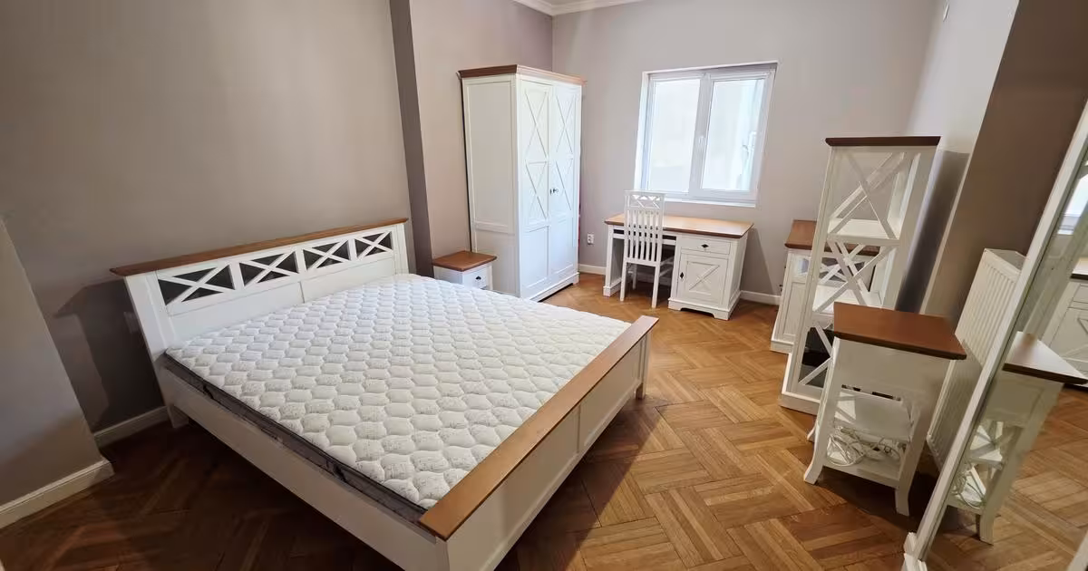 Apartament de vânzare cu 3 camere, mobilat în Ultracentral