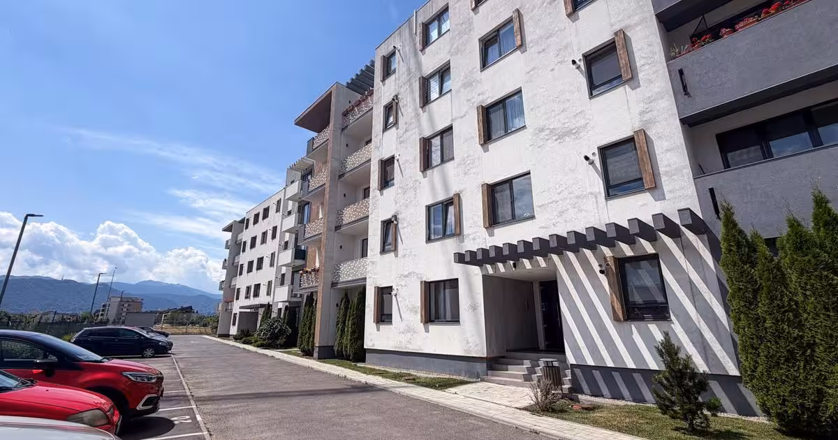 Apartament de vânzare cu 3 camere în zona Tractorul, Brașov