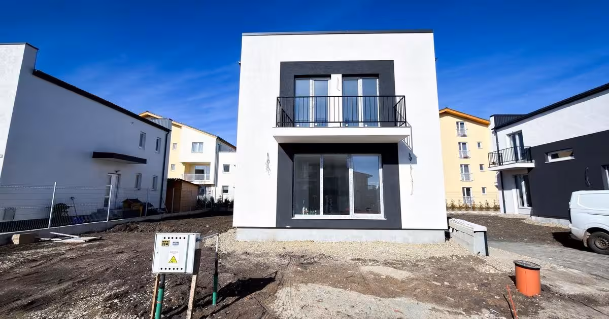 Casă individuală de vânzare cu 4 camere în Sânpetru