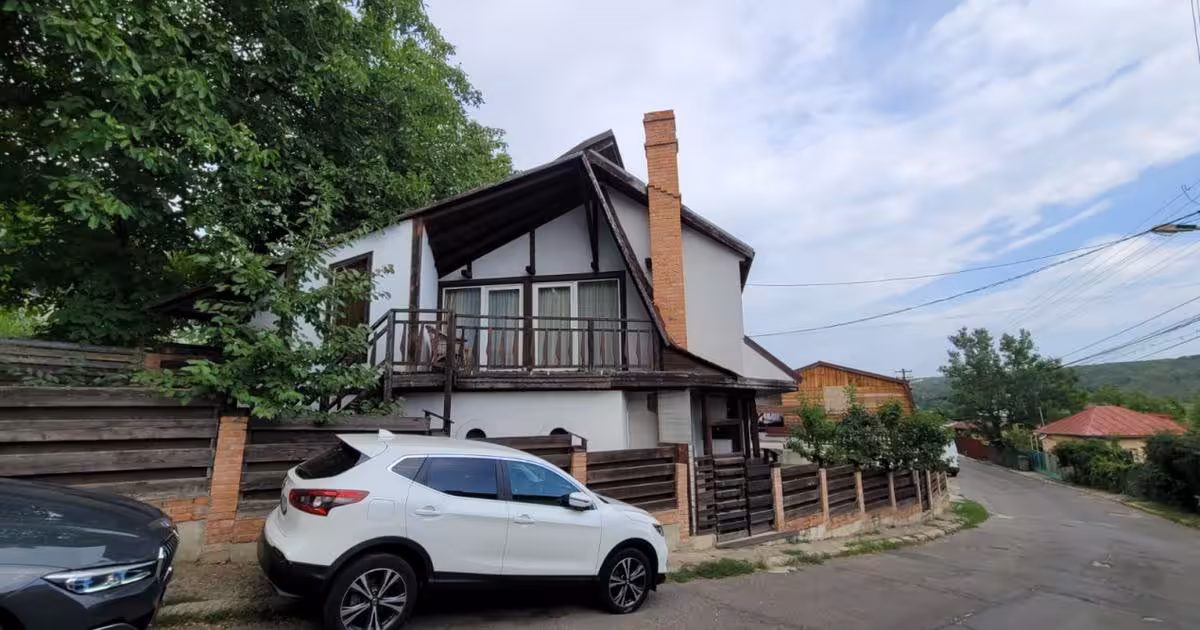Casă individuală de vânzare cu 8 camere, mobilată în zona Sărărie, Iași
