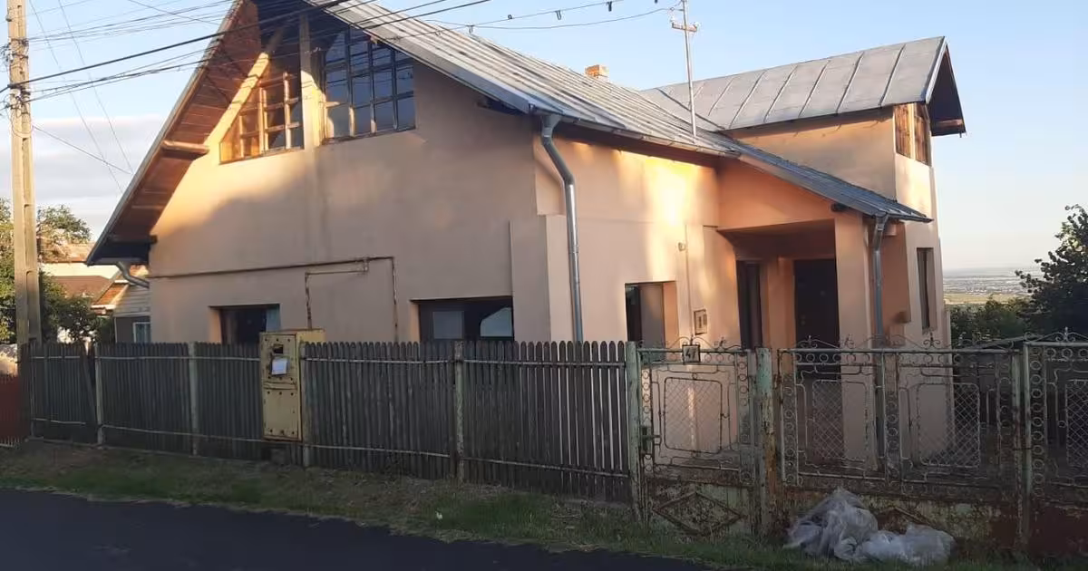 Casă de vânzare cu 6 camere în Seciu