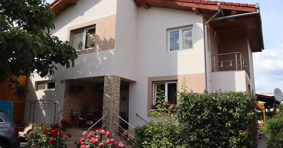 Casă de vânzare cu 6 camere, mobilată în Dumbrăvița