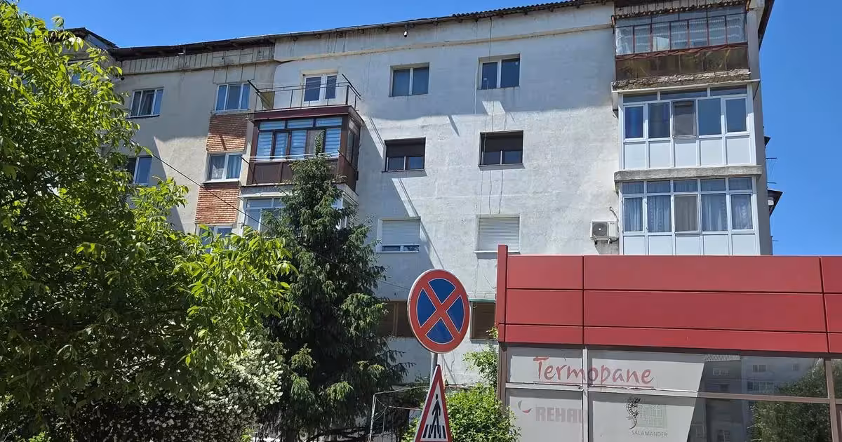 Apartament de vânzare cu 3 camere în Adjud
