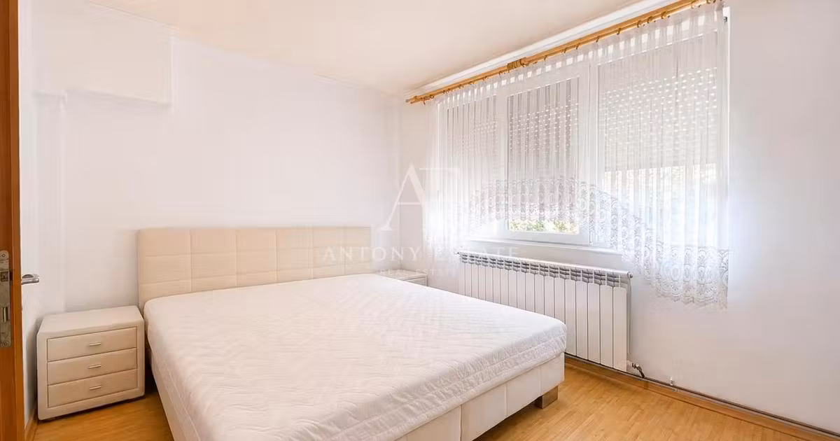 Apartament de vânzare cu 3 camere, mobilat în Tileagd