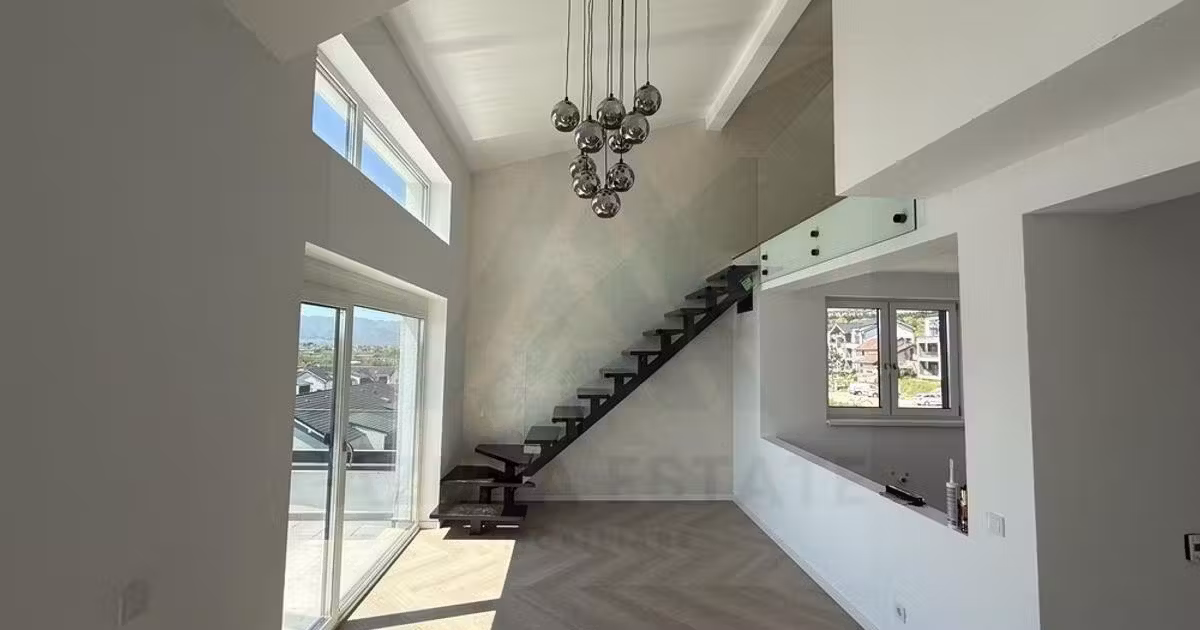 Apartament de vânzare cu 3 camere, mobilat în Cristian
