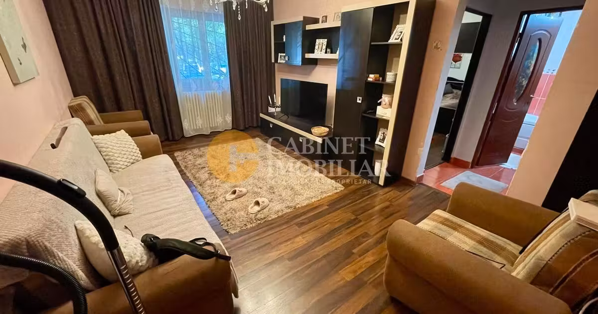Apartament de vânzare cu 3 camere, mobilat în zona Podu Roș, Iași