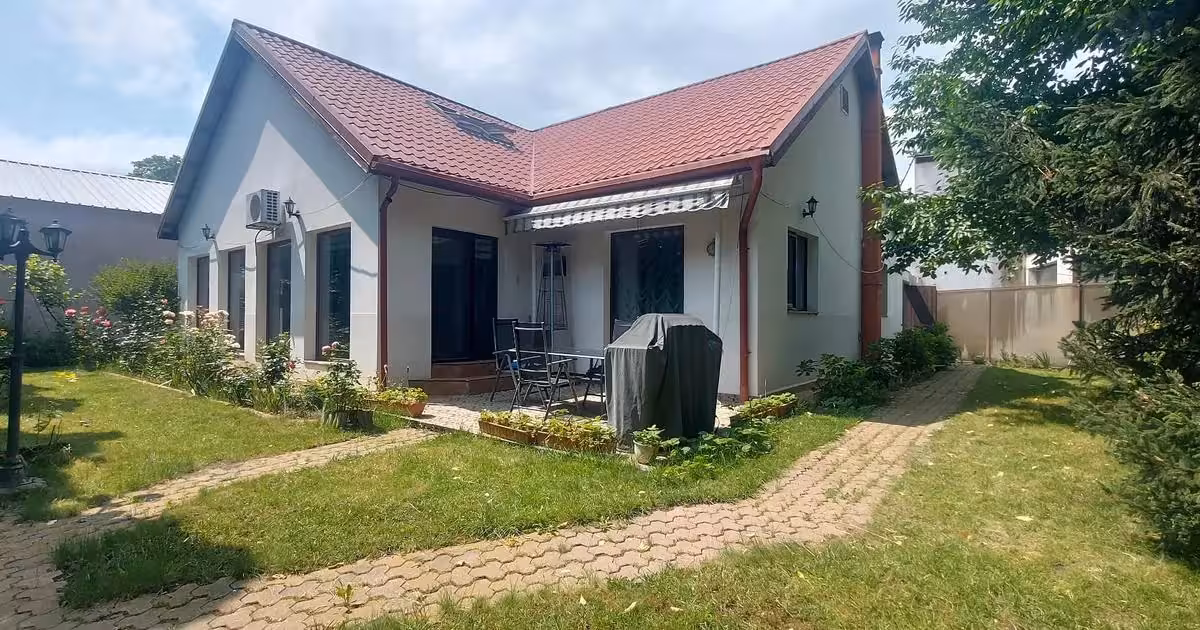 Casă de vânzare cu 4 camere în zona Energiei, Bacău