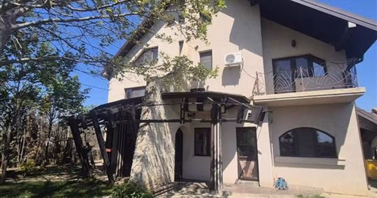 Casă individuală de vânzare cu 11 camere în Cazasu