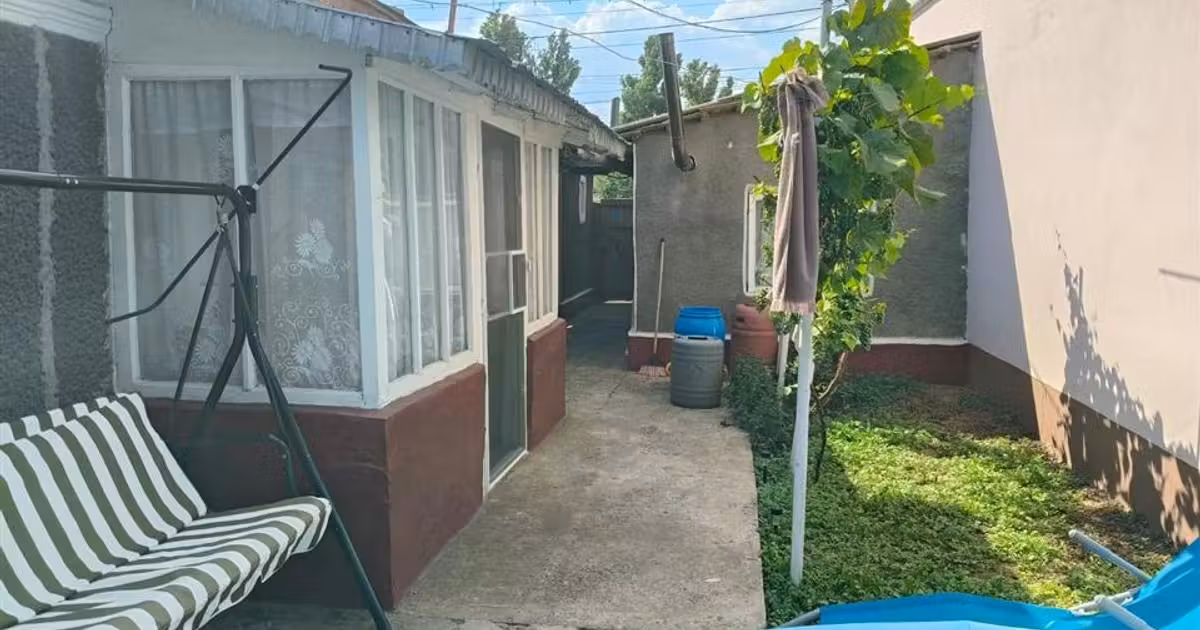 Casă de vânzare cu 4 camere în zona Apollo, Brăila