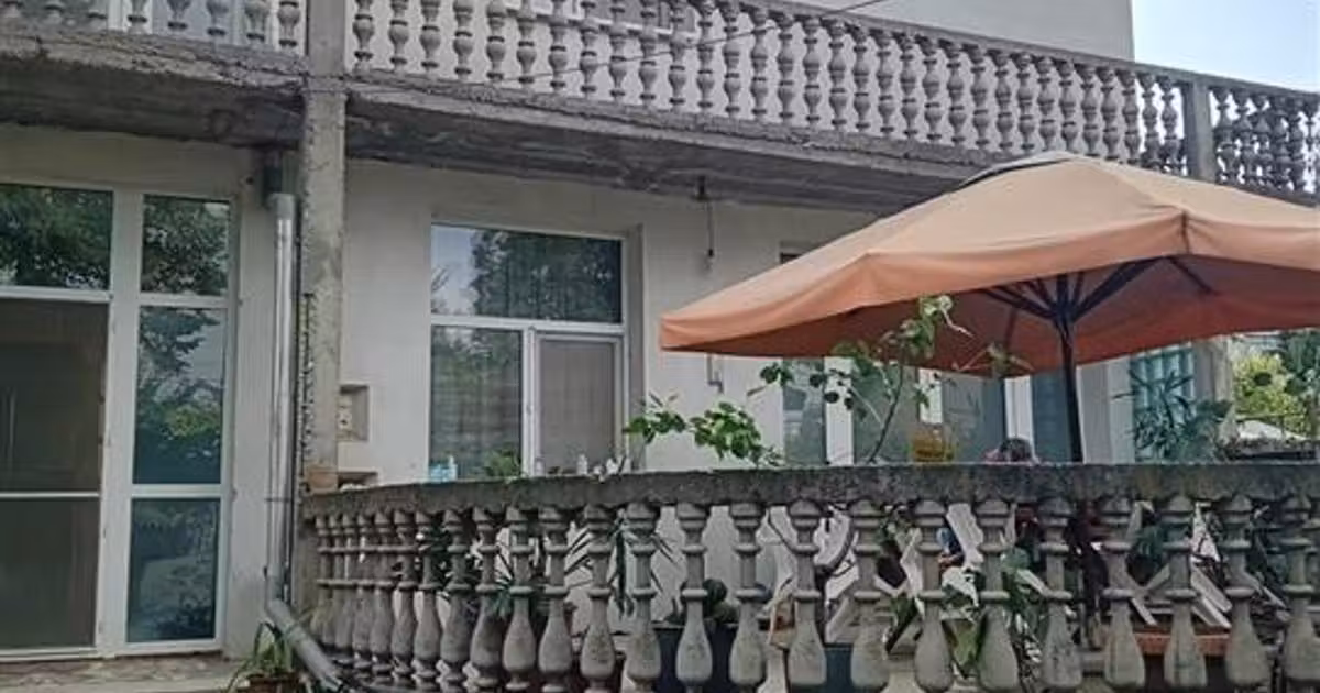 Casă de vânzare cu 8 camere în zona Apollo, Brăila