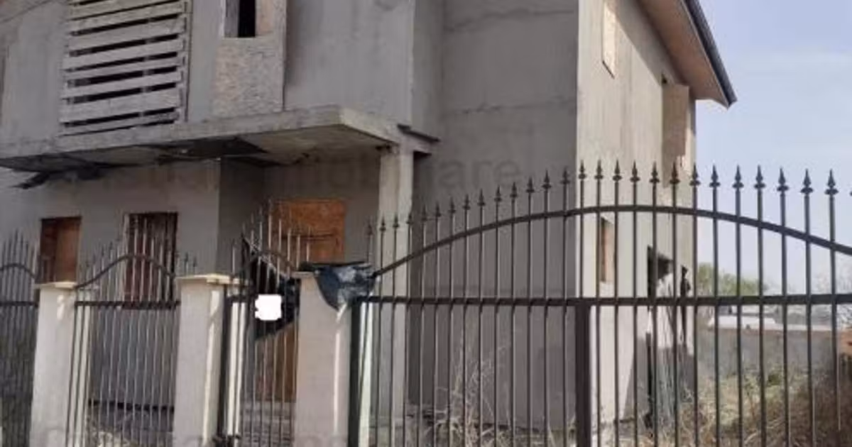 Casă de vânzare cu 4 camere în Cazasu