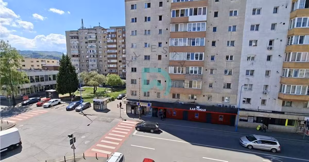 Apartament de vânzare cu 3 camere în zona Tractorul, Brașov