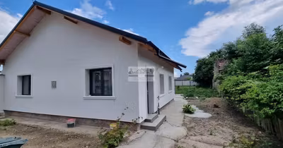 Casă Est