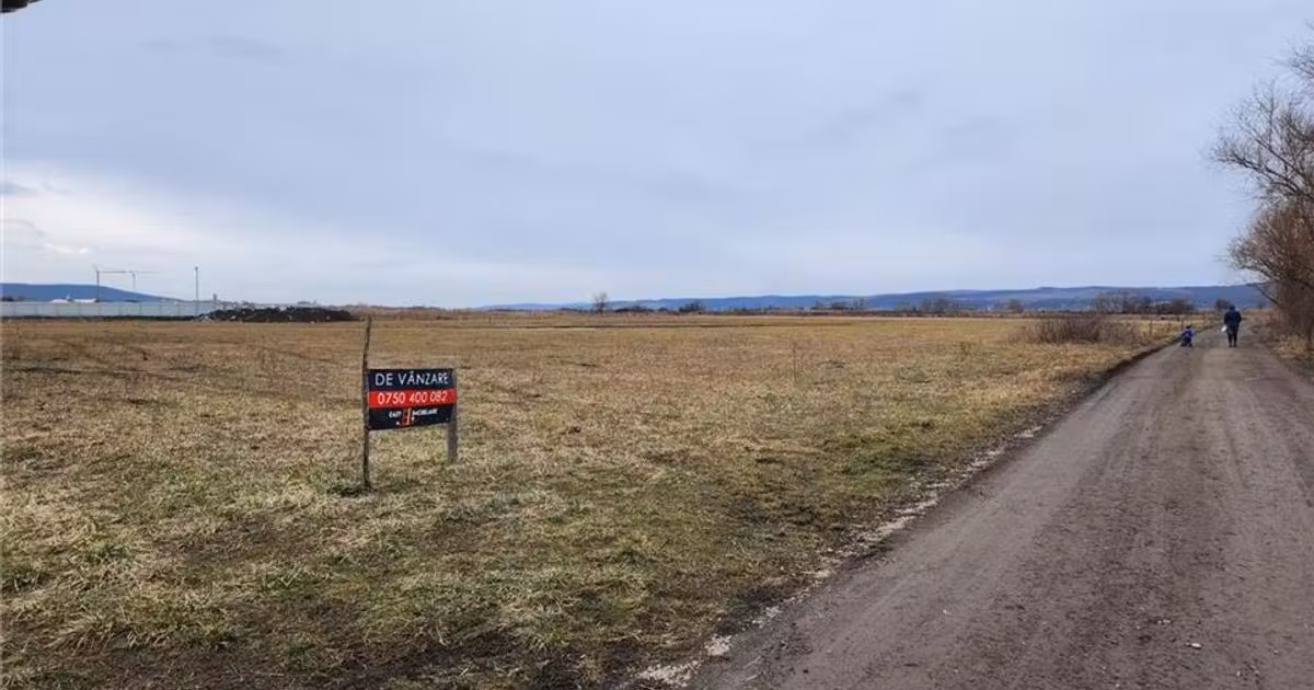 Teren agricol intravilan de vânzare de 1300 mp, în Ernei