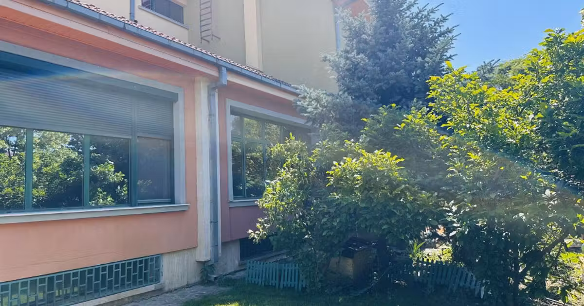 Duplex de vânzare cu 12 camere, mobilat în Roșu