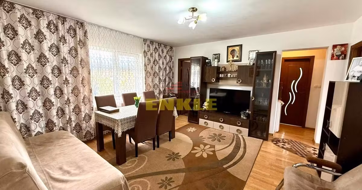 Apartament de vânzare cu 3 camere în zona Central, Botoșani