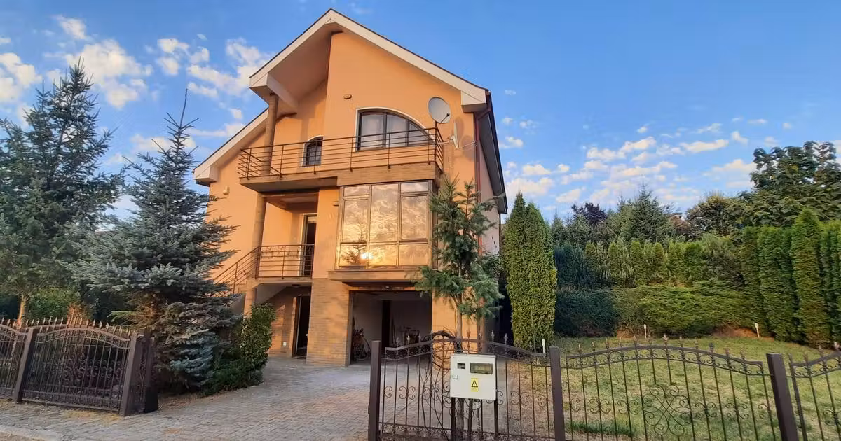 Casă individuală de vânzare cu 6 camere în Livezeni