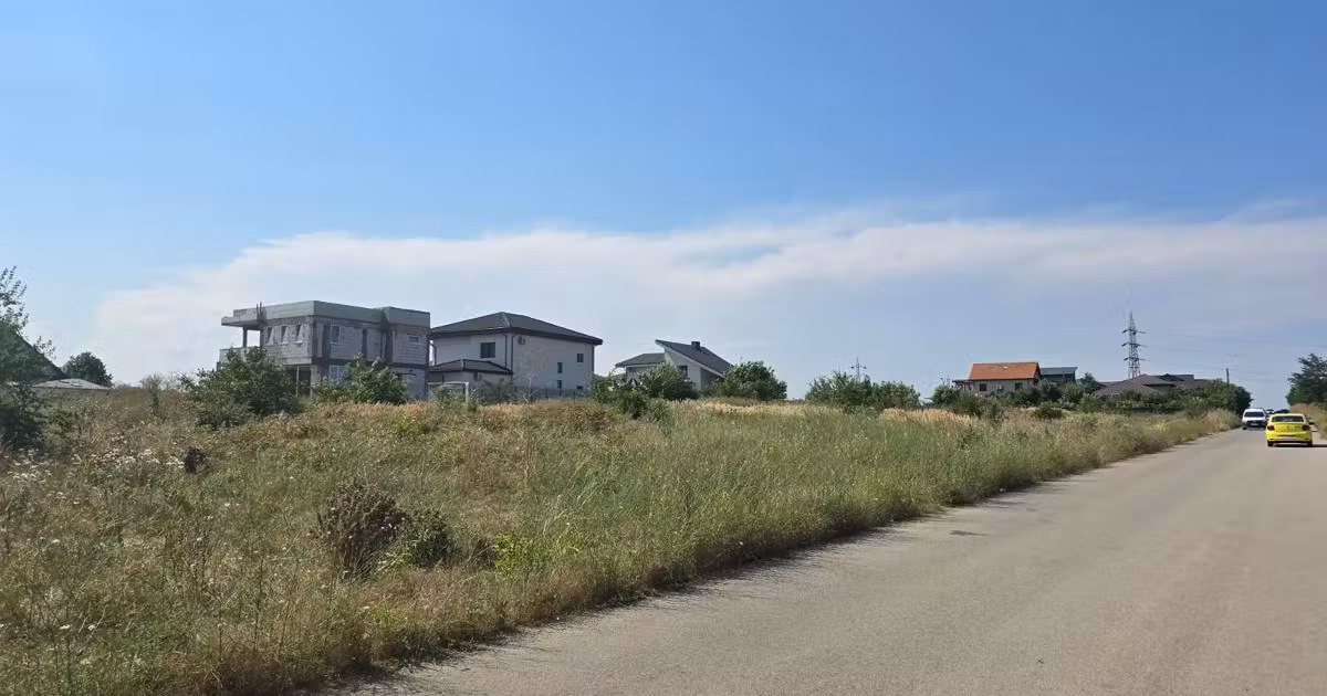 Teren Construcții intravilan de vânzare de 770 mp, în Lazu