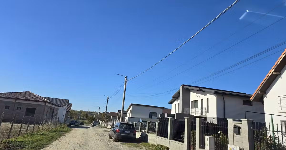 Teren Construcții intravilan de vânzare de 400 mp, în Lazu