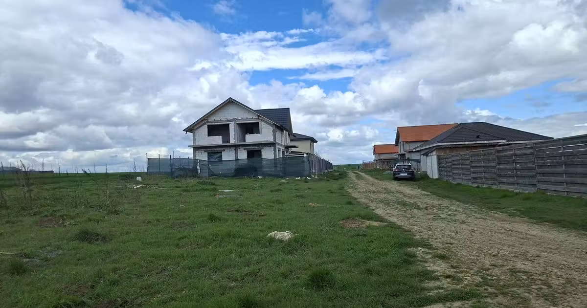 Teren Construcții intravilan de vânzare de 400 mp, în Lazu