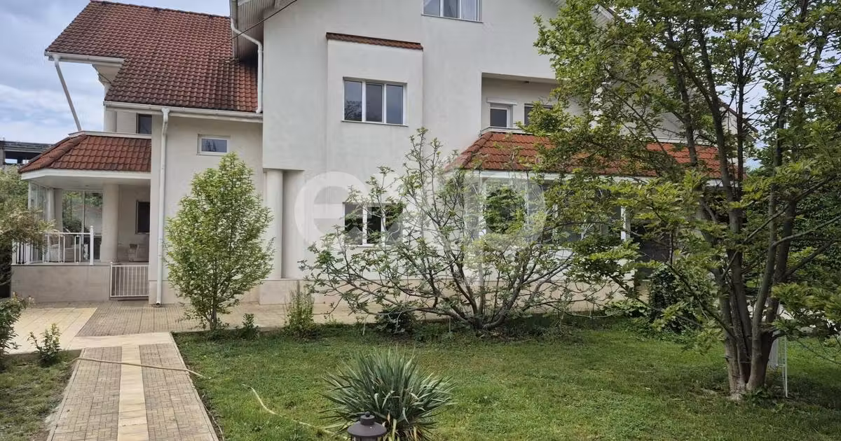 Casă individuală de vânzare cu 10 camere în zona Micro 6, Târgoviște