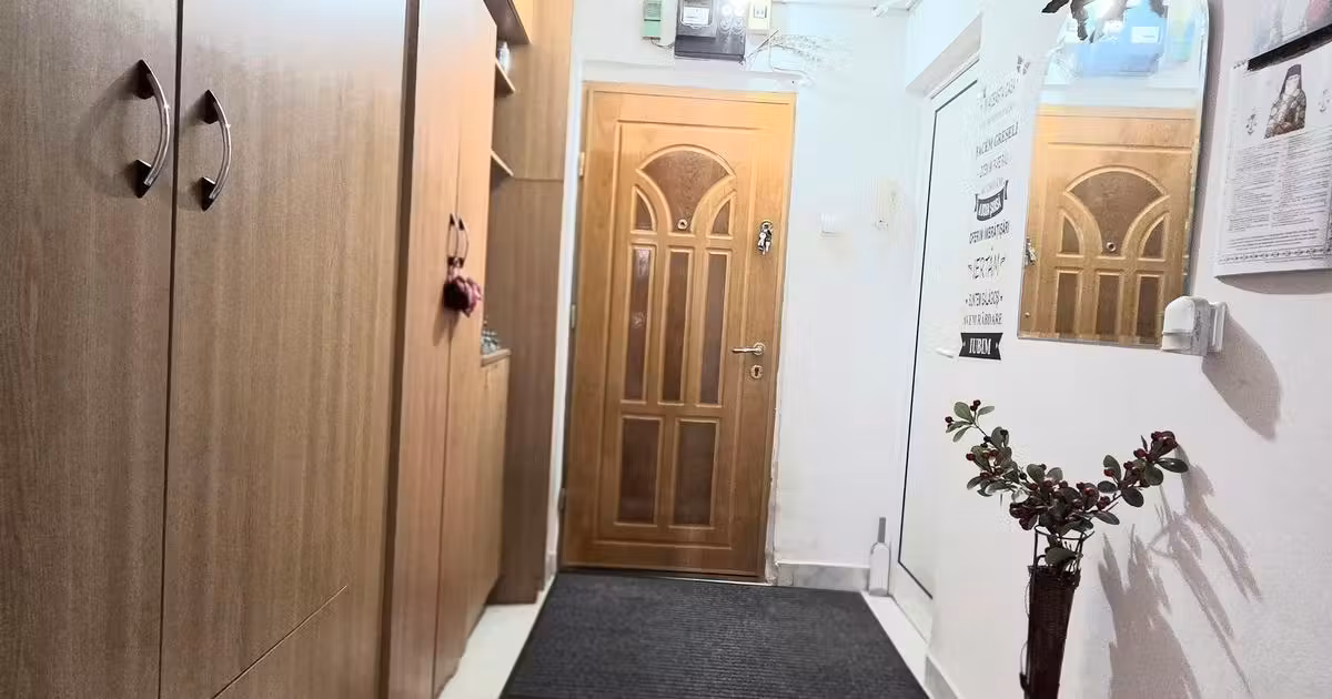 Apartament de vânzare cu 3 camere în zona Gării, Brăila