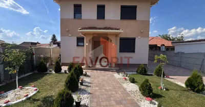 Casă Plopi