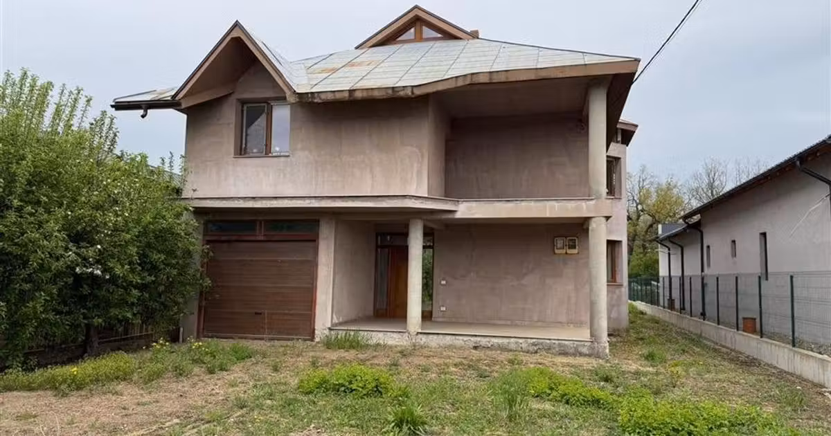 Casă de vânzare cu 6 camere, mobilată în zona Nord, Focșani