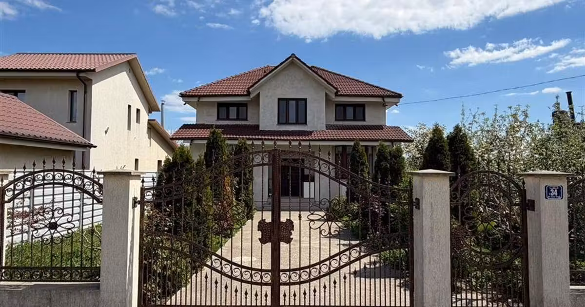 Casă individuală de vânzare cu 5 camere în Petrești
