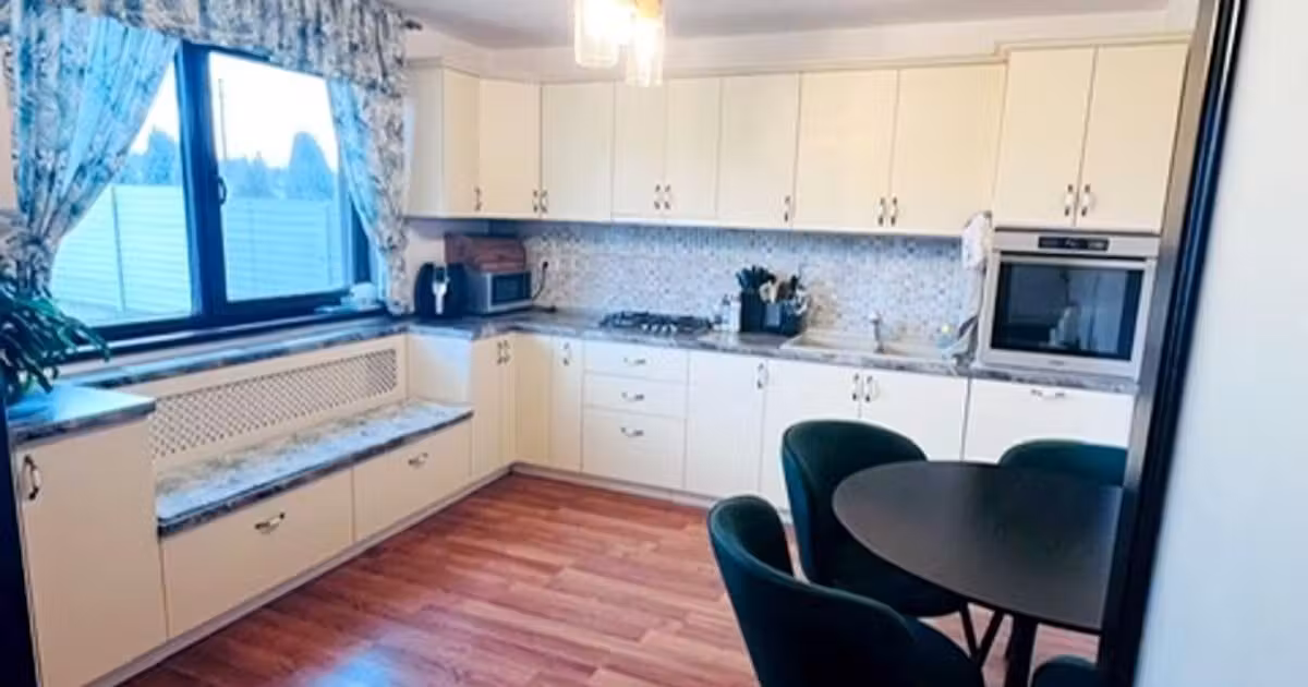 Casă de vânzare cu 4 camere, mobilată în zona Nord, Piatra-Neamț