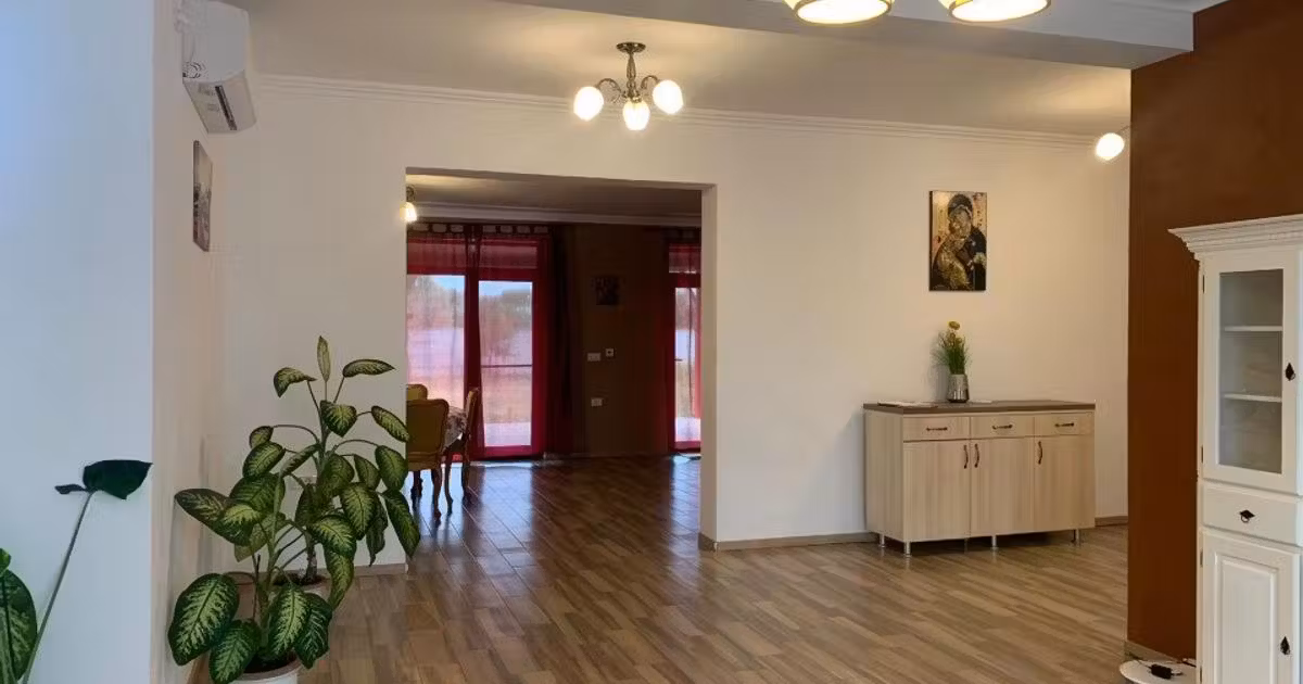 Casă individuală de vânzare cu 5 camere, mobilată în Parța
