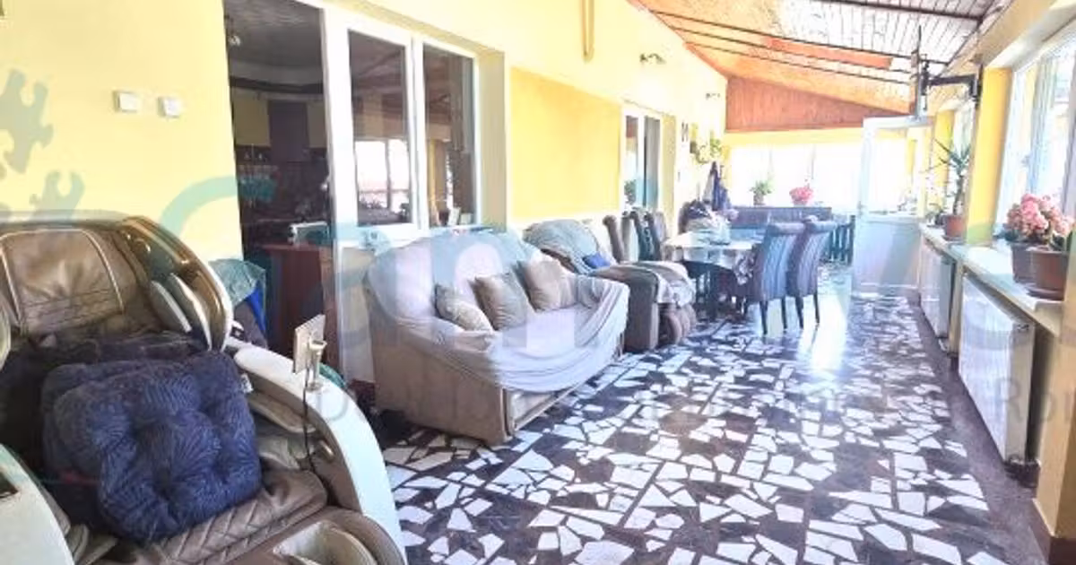 Casă individuală de vânzare cu 8 camere în Sânmartin